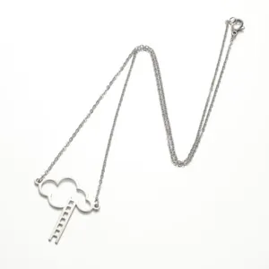 Collana con ciondolo a scala di nuvole in acciaio inossidabile, dettaglio, design geometrico.