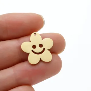 Détail en gros plan pendentif fleur visage souriant en acier inoxydable doré 18k pour diy