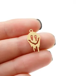 Vue détaillée du pendentif smiley fondant doré, accessoire de bijoux DIY en métal pour collier.