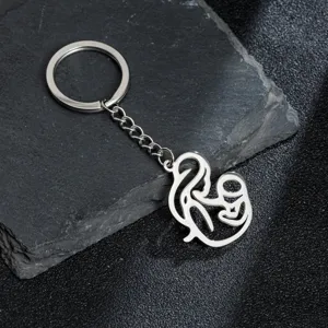 Pendentif porte-clés mère et bébé en acier inoxydable, détail de design d'amour abstrait.