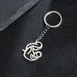 Détail de porte-clés mère et bébé en acier inoxydable, pendentif design creux chaud gros plan.