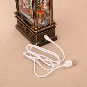USB betriebene Weihnachts Schneekugel Laterne Detailansicht mit Ladeanschluss und Ladekabel.
