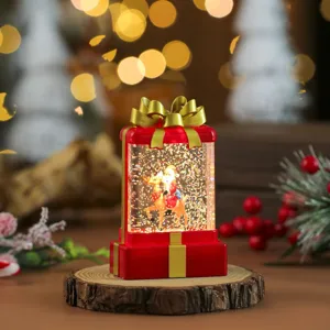 Vue detaillee de la veilleuse boule a neige coffretcadeau de Noel avec decoration festive.