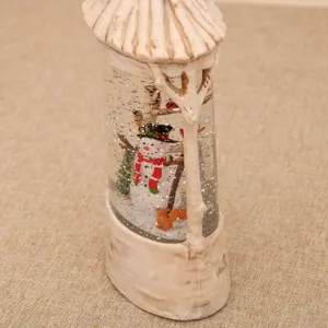 Boule à neige de Noël maison d'arbre lanterne d'eau lumineuse avec bonhomme de neige mignon.
