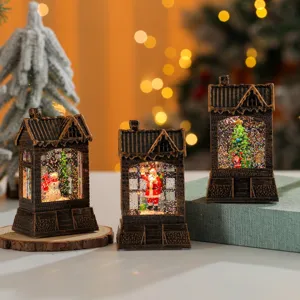 Détail de la veilleuse maison boule à neige de Noël avec lanterne festive et lumière chaude.