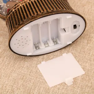 Detailansicht des Batteriefachs der Weihnachts Schneekugel Musikbox, heller Kunststoffsockel.