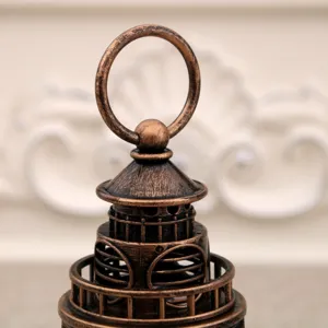Dettaglio superiore della lanterna del faro in bronzo vintage, accessorio decorativo.