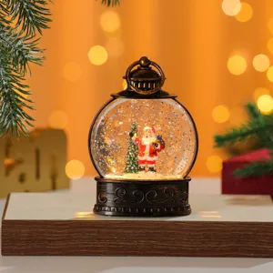 Nahaufnahme Detailansicht der weihnachtlichen Wasserschneekugellaterne mit Weihnachtsmann und Glitter.
