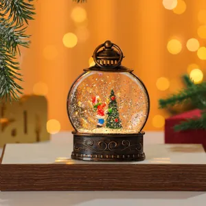 Nahaufnahme der Weihnachts-Schneekugel-Laterne mit glitzerndem Wasser und Bronzerahmen.