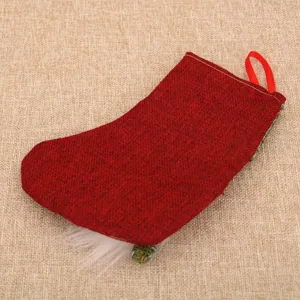 Calza natalizia in iuta rossa per decorazione delle festività borsa di caramelle regalo.