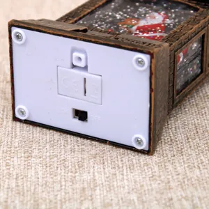 Vue détaillée de la base de la veilleuse de Noël LED, montrant le compartiment à piles.