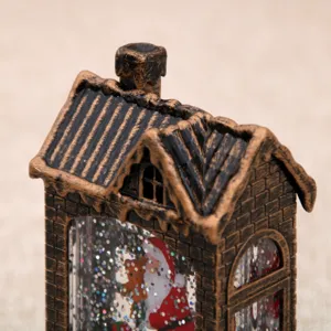 Gros plan detail de lanterne boules a neige de Noel vintage avec paillettes et lumiere LED.