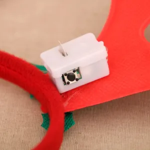 Nahaufnahme der Batteriebox und des Schalters am leuchtenden Weihnachts-Rentier-Haarband.