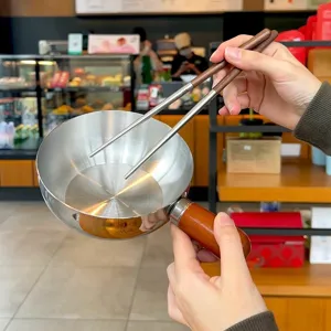 Mini sartén de acero inoxidable con mango de madera, ideal para porciones y pequeños aperitivos.