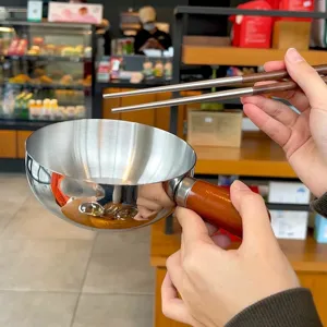 Mini sarten de acero inoxidable con mango de madera y palillos chinos a juego