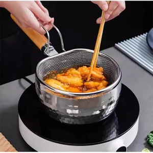 Cestello per frittura in acciaio inossidabile con manico in legno per cucinare.