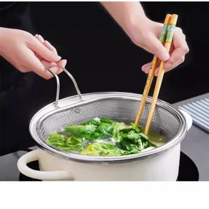 Dettaglio del cestello scolapasta in rete di acciaio inox con funzione di drenaggio.
