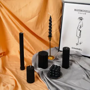 Ensemble de bougies parfumées noires comprenant des formes de piliers, spirales et bulles.