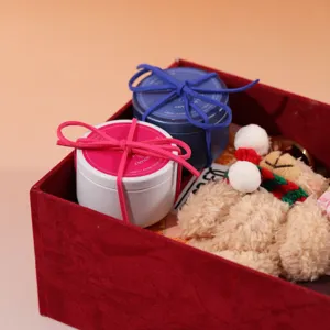 Set regalo candela profumata in latta con simpatico peluche e nastro elegante per feste.