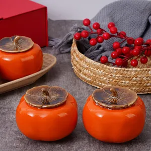Tarro de vela perfumada de caqui de cerámica detalle, decoración otoñal para el hogar y mesa.