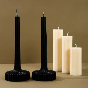 Bougies parfumées en cire de soja cannelées style nordique pour déco de table et détails.