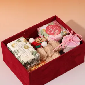 Vista dettagliata del set regalo con candela profumata, sapone e un simpatico peluche.