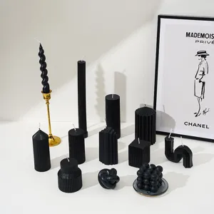 Collection de bougies parfumées noires aux formes géométriques uniques pour une déco d'intérieur chic.