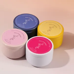 Candela profumata in latta tonda macaron, elegante design floreale, perfetto regalo di nozze.