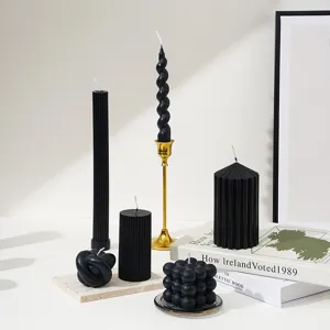 Ensemble de bougies parfumées noires, détail spirale, pilier et bulles pour décoration intérieure.