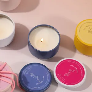 Candele profumate colorate in scatole di latta, perfette bomboniere per matrimoni e regali.