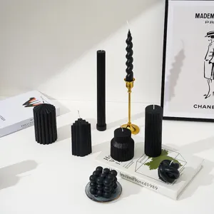 Ensemble de bougies piliers parfumées noires, bougies design côtelées, bulle et spirale.