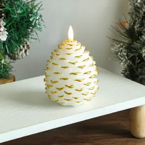 Détail de bougie LED en forme de pomme de pin de Noël, cire réaliste et lumière chaleureuse.