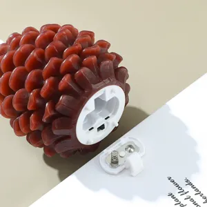 Bougie électronique pomme de pin de simulation de Noël détail compartiment à piles.