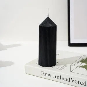 Vue détaillée de bougie pilier cannelée noire, design élégant en cire texturée pour la maison.