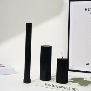 Lot de trois bougies pilier cannelées noires de différentes hauteurs, décoration moderne.