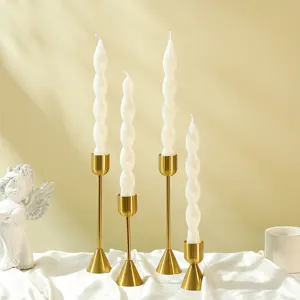 Französischer goldener Kerzenhalter mit weißen spiralförmigen Kerzen für Dekoration.