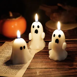 Détail de bougie parfumée en cire de soja fantôme d'Halloween, accessoire de déco.