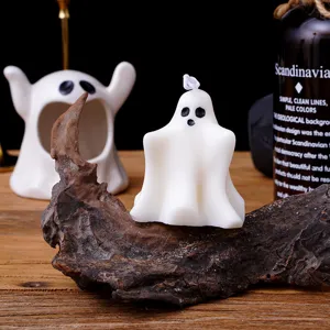 Bougie parfumée fantôme Halloween gros plan, joli ornement en cire pour déco.