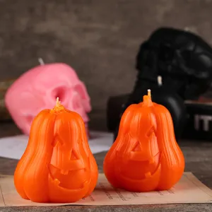 Detailaufnahme von Halloween Duftkerzen in Kürbis- und Totenkopf-Form für festliche Deko.