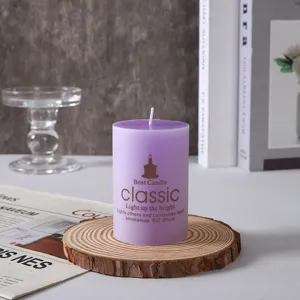 Candela profumata a pilastro in cera di soy viola, vista di dettaglio ideale per decorazioni.