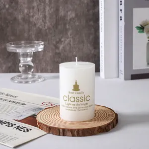 Candela profumata cilindrica in cera di soja bianca con stampa classica per decorazione domestica.