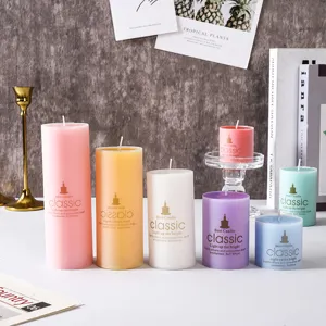 Vista dettagliata di candele profumate colorate a colonna per decorazioni e fotografia.