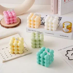 Kleurrijke bubbel geurkaars Rubik's kubus ontwerp esthetische huisdecoratie fotorekwisieten