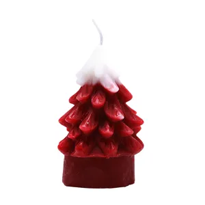 Primo piano dettagliato della candela profumata a forma di albero di Natale con neve.