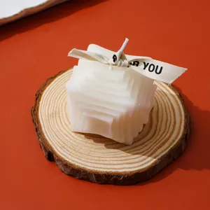 Vela aromática geométrica artesanal de cera de soja con base de madera y cinta decorativa