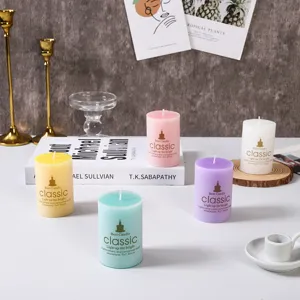 Primo piano dettagliato di candele profumate colorate in cera di soia con graziosi accessori.