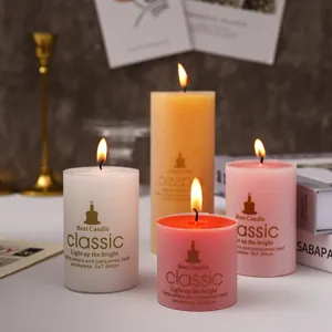 Candele profumate a pilastro in cera di soia, dettaglio luce per decorazioni domestiche accoglienti.