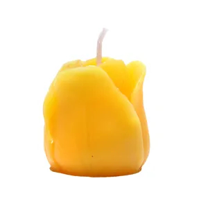 Dettaglio della candela profumata a forma di tulipano giallo, fiore di cera decorativo per la casa.