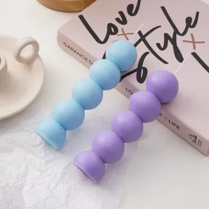 Primo piano dettagliato della candela profumata geometrica colorata a 5 sfere per la decorazione.