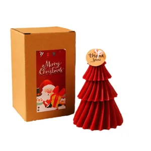 Rote Weihnachtsbaum Duftkerze mit Kraftpapier Geschenkbox fuer festliche Raumdeko.